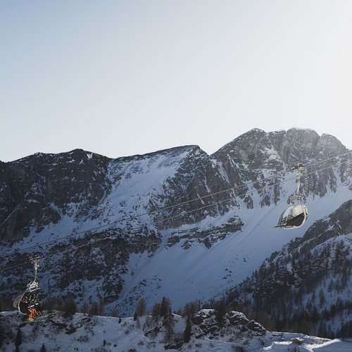 Hotel a Colle Isarco: benvenuti da Gudrun! Seggiovia davanti a montagne innevate con cielo limpido