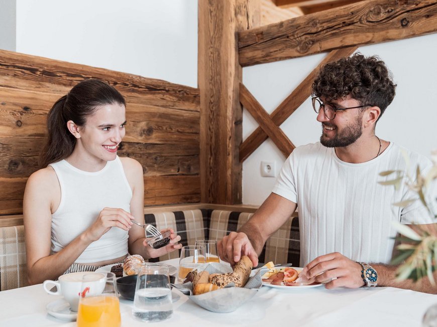 Unterkunft im Wipptal: Essen bei Gudrun Paar frühstückt zusammen mit Brötchen und Getränken am Tisch