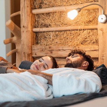 Gudruns Blog: alles über Sterzing, übers Wandern, über Tirol Entspanntes Paar in Bademänteln liegend im rustikalen Zimmer