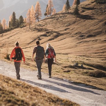 Gudruns Blog: alles über Sterzing, übers Wandern, über Tirol Drei Wanderer mit Rucksäcken auf Bergweg im Herbst