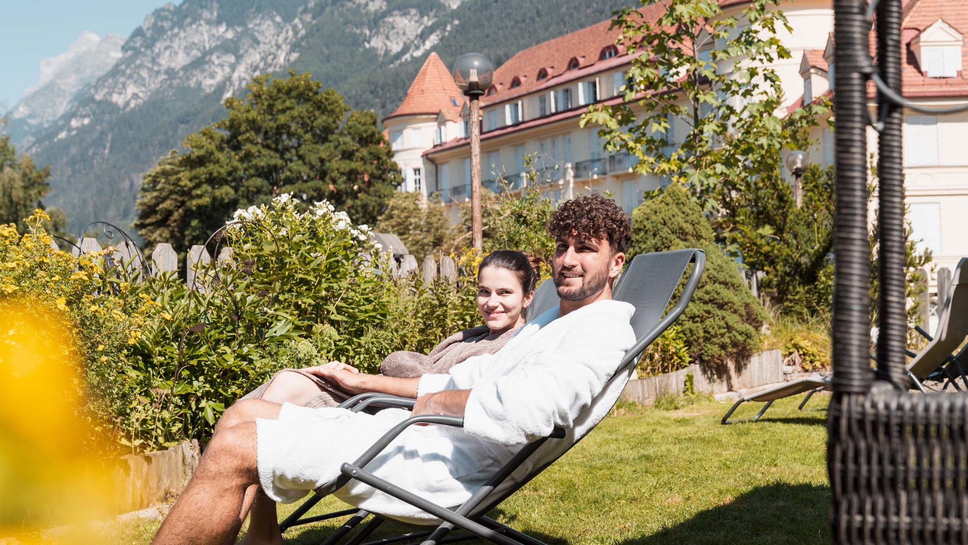 Colle Isarco: un hotel speciale in Alto Adige Coppia rilassata nel giardino di un hotel con vista sulle montagne